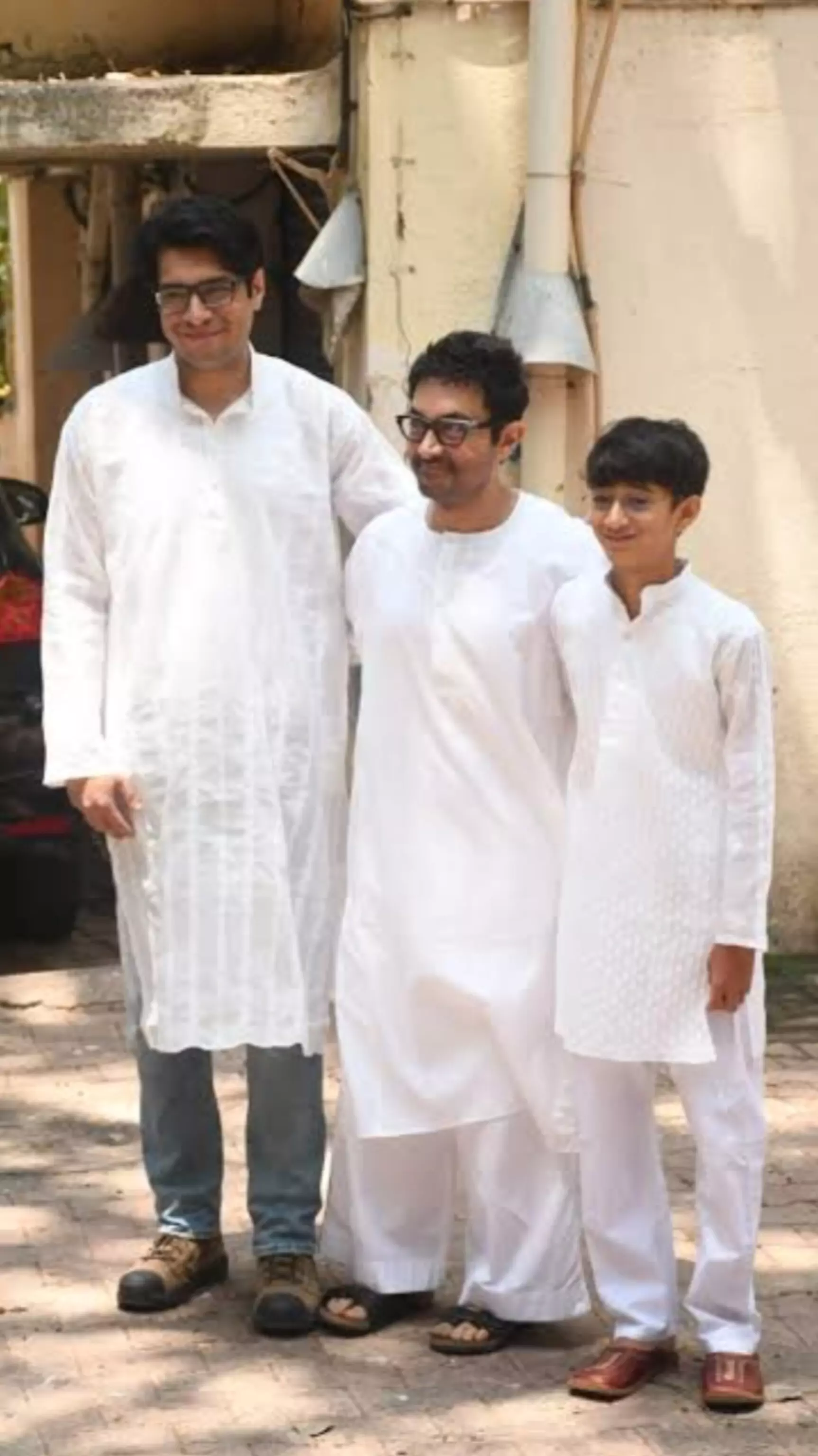 आमिर खान ने बेटों के साथ मनाई ईद, सोशल मीडिया पर वायरल हुई तस्वीरें और वीडियो