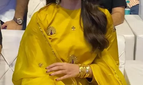 राशि खन्ना भामला फाउंडेशन द्वारा आयोजित भूमि नमस्कार एंथम के पोस्टर लॉन्च में शामिल हुईं!