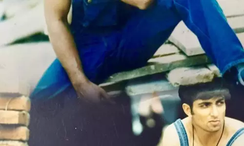 सोनू सूद ने शेयर की अपनी पहली पोर्टफोलियो फ़ोटो, बताया फतेह में फोटोग्राफर की है दिलचस्प भूमिका!