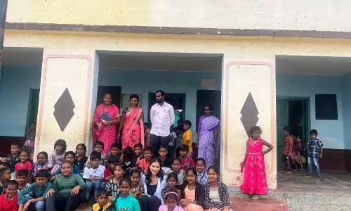 सनी लियोनी ने कर्नाटक में अपनी अगली फिल्म की शूटिंग के दौरान एक ग्रामीण स्कूल का दौरा किया!