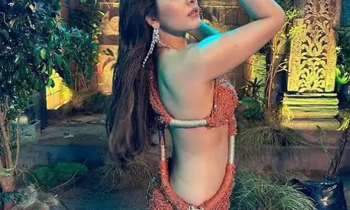 क्या आप जानते हैं राशि खन्ना बिना स्क्रिप्ट के अरनमनई 4 के लिए फ़ौरन राजी हो गईं!