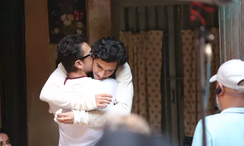 तस्वीरें: जुनैद खान और निर्देशक को प्रोत्साहित करने के लिए आमिर खान सिद्धार्थ पी मल्होत्रा के महाराज सेट पर गए, तस्वीरें हो रही वायरल!