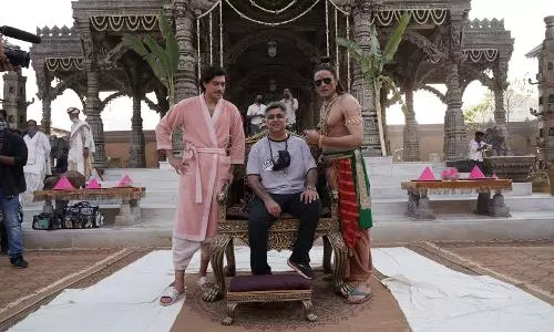 निर्देशक सिद्धार्थ पी मल्होत्रा ने महाराज के सेट से अनदेखी बीटीएस तस्वीर साझा की, बताया होली के रंग मा गाना शूटिंग का कारण