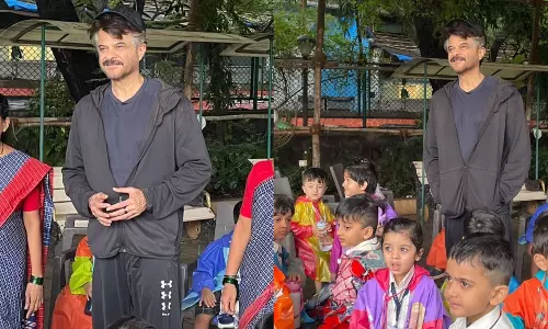 अनिल कपूर मॉर्निंग वॉक के दौरान थोड़ा ब्रेक लेकर छोटे बच्चों से मिले, कहा स्कूल वापसी का एहसास!