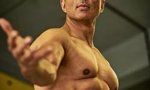 सोनू सूद ने एक तस्वीर में अपने वॉशबोर्ड एब्स दिखाए, प्रशंसकों को जिम जाने के लिए किया प्रेरित