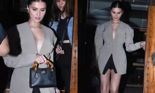 तारा सुतारिया का बोल्ड लुक: ओवरसाइज़्ड ब्लेज़र और मिनी स्कर्ट