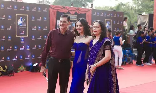 मिस वर्ल्ड मानुषी छिल्लर का IFFI, गोवा में पहला लाइव प्रदर्शन उनके गर्वित माता-पिता की उपस्थिति में हुआ।