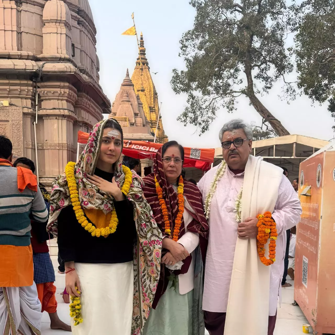 राशि खन्ना ने काशी विश्वनाथ मंदिर में शांतिपूर्ण तरीके से अपना जन्मदिन मनाया, और सोशल मीडिया पर अपने विशेष दिन की झलकियाँ फैंस के साथ साझा कीं।