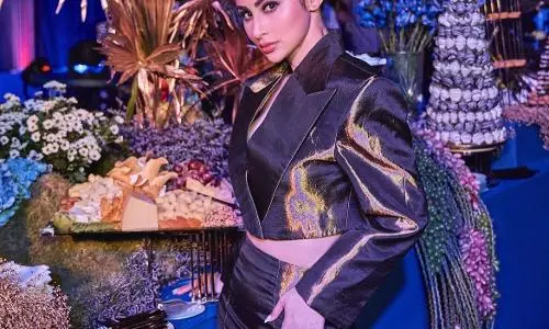 मौनी रॉय ने हैदराबाद में एक भव्य इवेंट के लिए गोल्डन आउटफिट में किया फैशन के जादू का आगाज