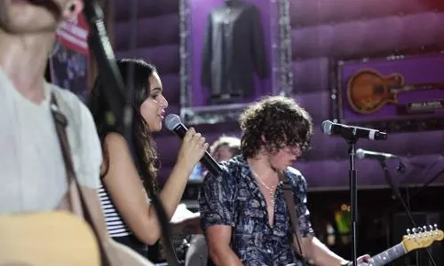 कावेरी कपूर के म्यूजिक रिज्यूमे में द वैम्प्स और एचआरवीवाई और वी आर जैलस के साथ प्रदर्शन शामिल हैं