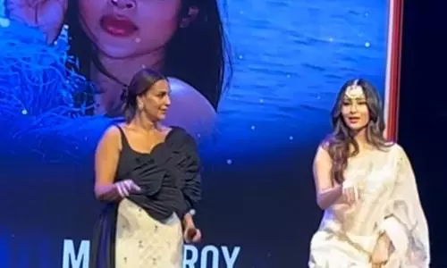 कोलकाता में प्राइड ऑफ बंगाल अवॉर्ड्स के दौरान मौनी रॉय को सबसे प्रतिभाशाली अभिनेत्री के सम्मान से नवाज़ा