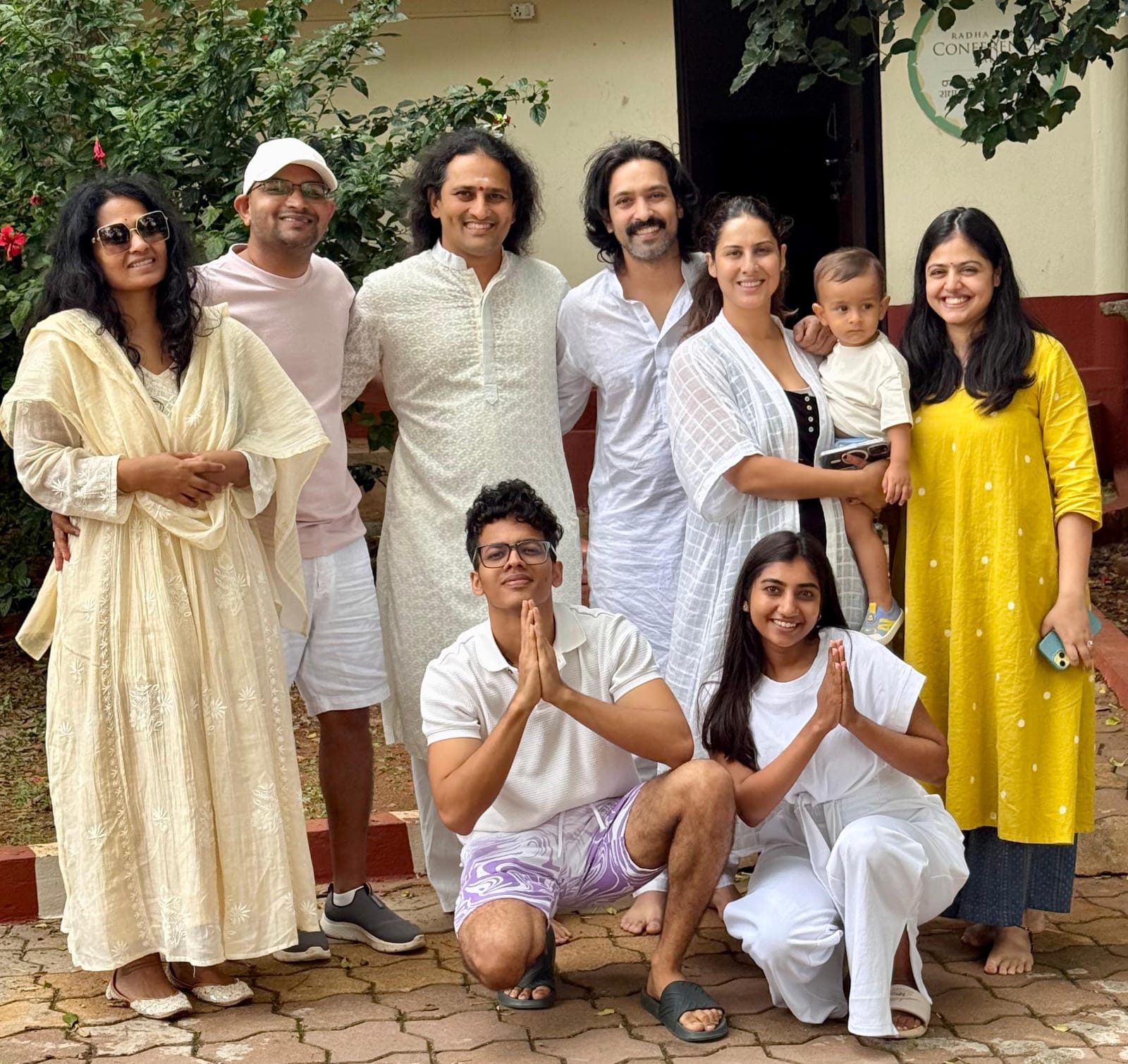 विक्रांत मैसी ने श्री श्री रविशंकर प्रसाद पर आधारित महावीर जैन और मार्फ्लिक्स पिक्चर्स की अंतर्राष्ट्रीय थ्रिलर फिल्म व्हाइट की तैयारी शुरू की विक्रांत मैसी ने श्री श्री रविशंकर प्रसाद पर आधारित महावीर जैन और मार्फ्लिक्स पिक्चर्स की अंतर्राष्ट्रीय थ्रिलर फिल्म व्हाइट की तैयारी शुरू की