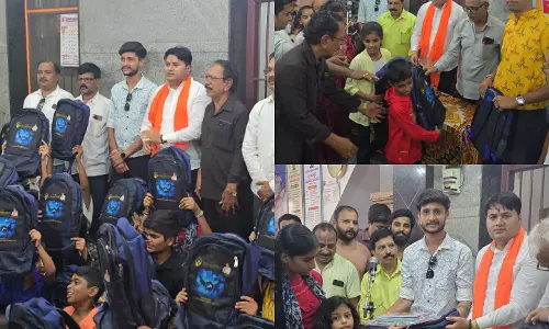 टाइगर श्रॉफ के हुबली प्रशंसकों ने सामुदायिक अभियान में 150 से अधिक स्कूल बैग वितरित किए