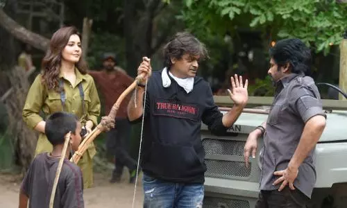 राशि खन्ना ने उस्ताद भगत सिंह के सेट से BTS के साथ पवन कल्याण को दी जन्मदिन की बधाई