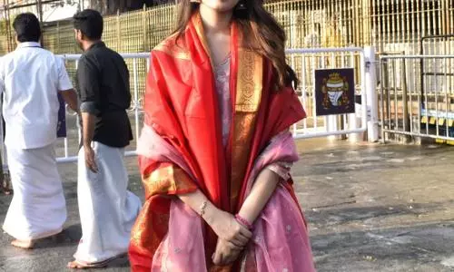 कृति शेट्टी ने तिरुपति मंदिर में शांत भाव के साथ बालाजी का दर्शन की