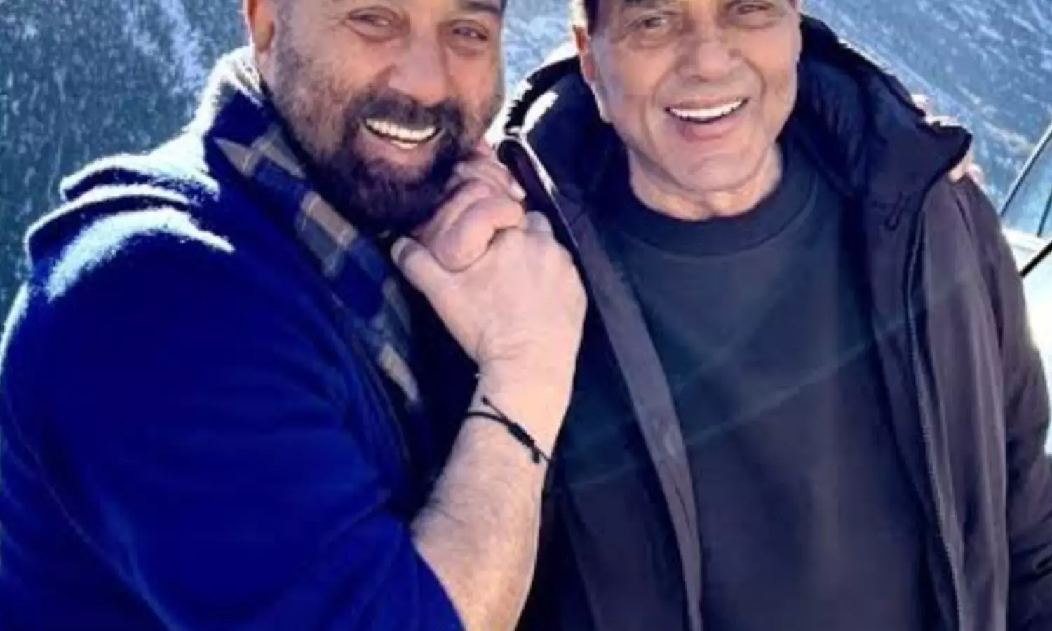 सनी देओल ने पिता धर्मेंद्र की सेहत पर दी अपडेट, कहा – डॉक्टर्स की टीम लगातार निगरानी में रखे हुए है