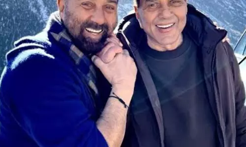 सनी देओल ने पिता धर्मेंद्र की सेहत पर दी अपडेट, कहा – डॉक्टर्स की टीम लगातार निगरानी में रखे हुए है सनी देओल ने पिता धर्मेंद्र की सेहत पर दी अपडेट, कहा – डॉक्टर्स की टीम लगातार निगरानी में रखे हुए है