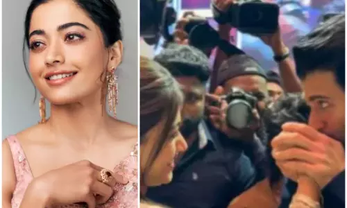 विजय देवरकोंडा और रश्मिका मंदाना का रिश्ता हुआ ऑफिशियल, पब्लिक इवेंट में खुलकर किया प्यार का इज़हार विजय देवरकोंडा और रश्मिका मंदाना का रिश्ता हुआ ऑफिशियल, पब्लिक इवेंट में खुलकर किया प्यार का इज़हार