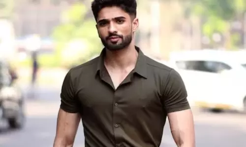 बिग बॉस ओटीटी के पूर्व प्रतियोगी जीशान खान वर्सोवा में कार दुर्घटना का शिकार, कोई हताहत नहीं बिग बॉस ओटीटी के पूर्व प्रतियोगी जीशान खान वर्सोवा में कार दुर्घटना का शिकार, कोई हताहत नहीं