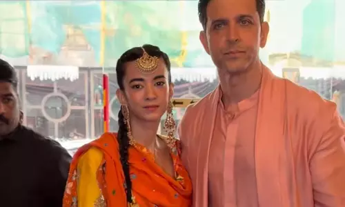 कजिन की प्री-वेडिंग में ऋतिक रोशन का फैमिली अपीयरेंस, सबा आज़ाद और दोनों बेटों के साथ दिखे ट्रेडिशनल अंदाज़ में