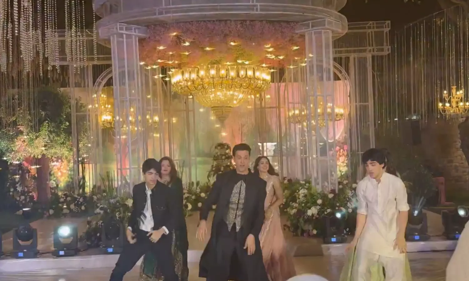 कजिन की शादी में ऋतिक रोशन का जबरदस्त अंदाज़, बेटों और सबा आज़ाद संग डांस वीडियो ने सोशल मीडिया पर बटोरी सुर्खियां