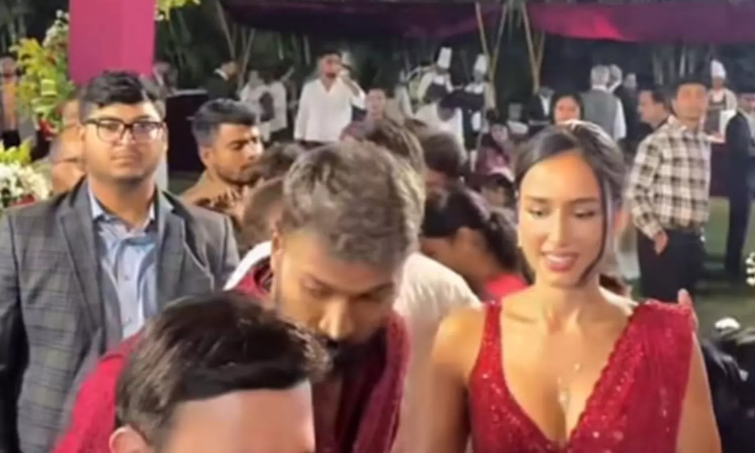 दोस्त की शादी में साथ नजर आए हार्दिक पांड्या और माहिका शर्मा, रेड आउटफिट में ट्विनिंग ने खींचा फैंस का ध्यान