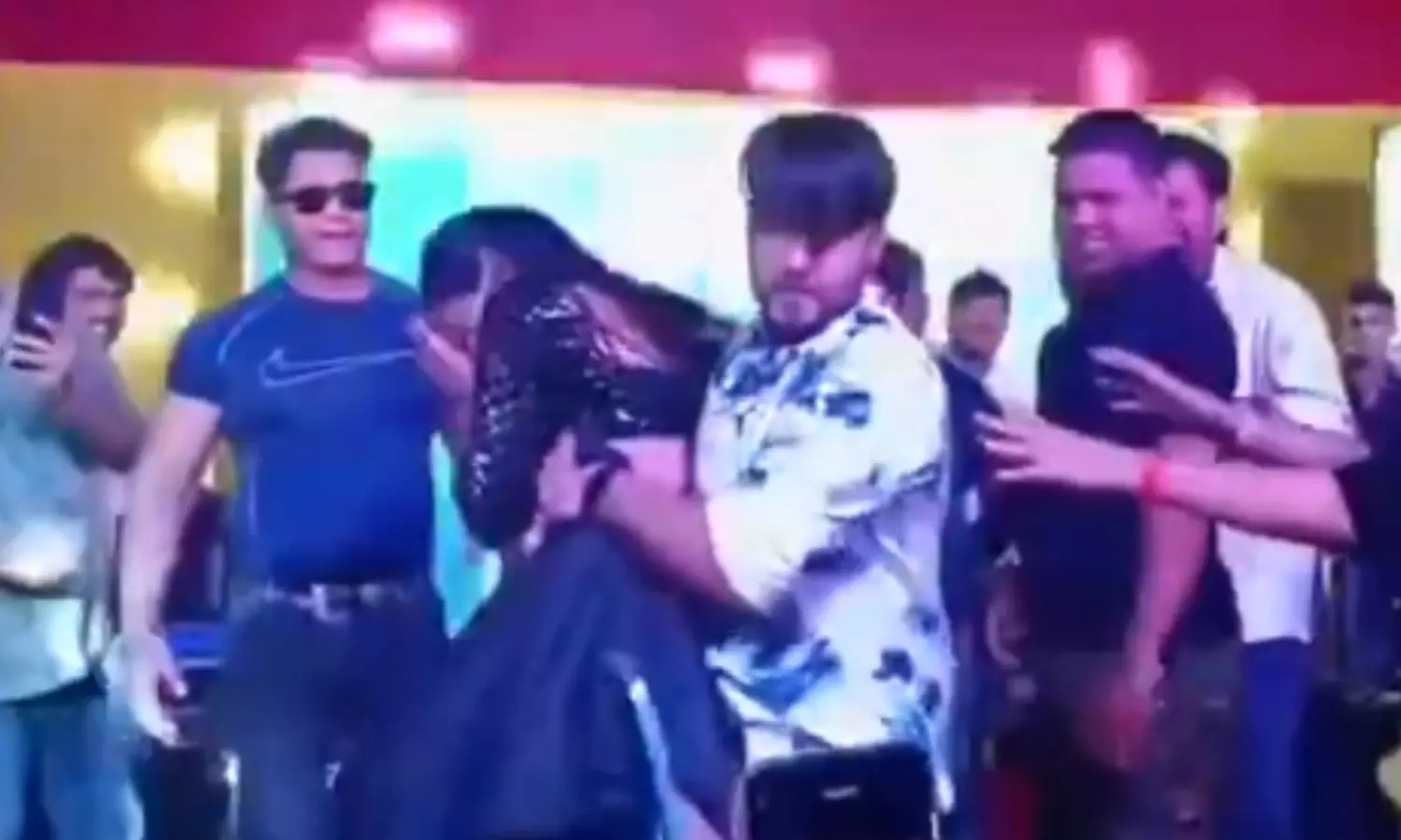 भोजपुरी गायक धनंजय शर्मा की शर्मनाक करतूत: लाइव कंसर्ट में महिला डांसर को भीड़ में उछाला, मुजफ्फरपुर पुलिस ने शुरू की जांच