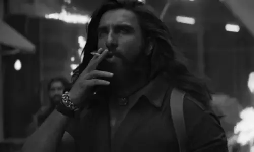 क्या सुपरहिट फिल्म धुरंधर 2 की सफलता पर लगने वाला है ग्रहण? कानूनी दांवपेंच में उलझा मेकर्स का गणित